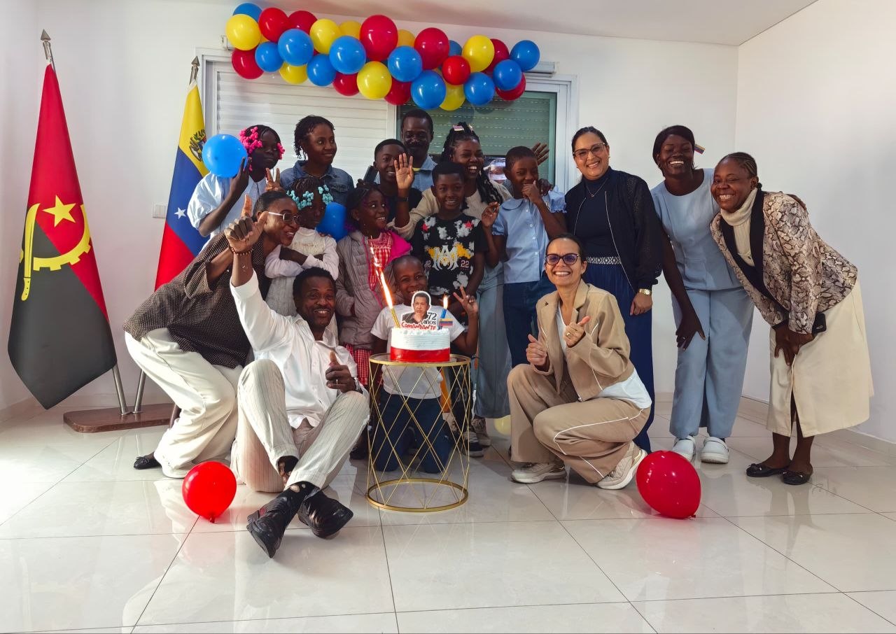 Embajada en Angola conmemoró el 72.º aniversario del natalicio del Comandante Hugo Chávez con jornada de siembra y encuentro familiar